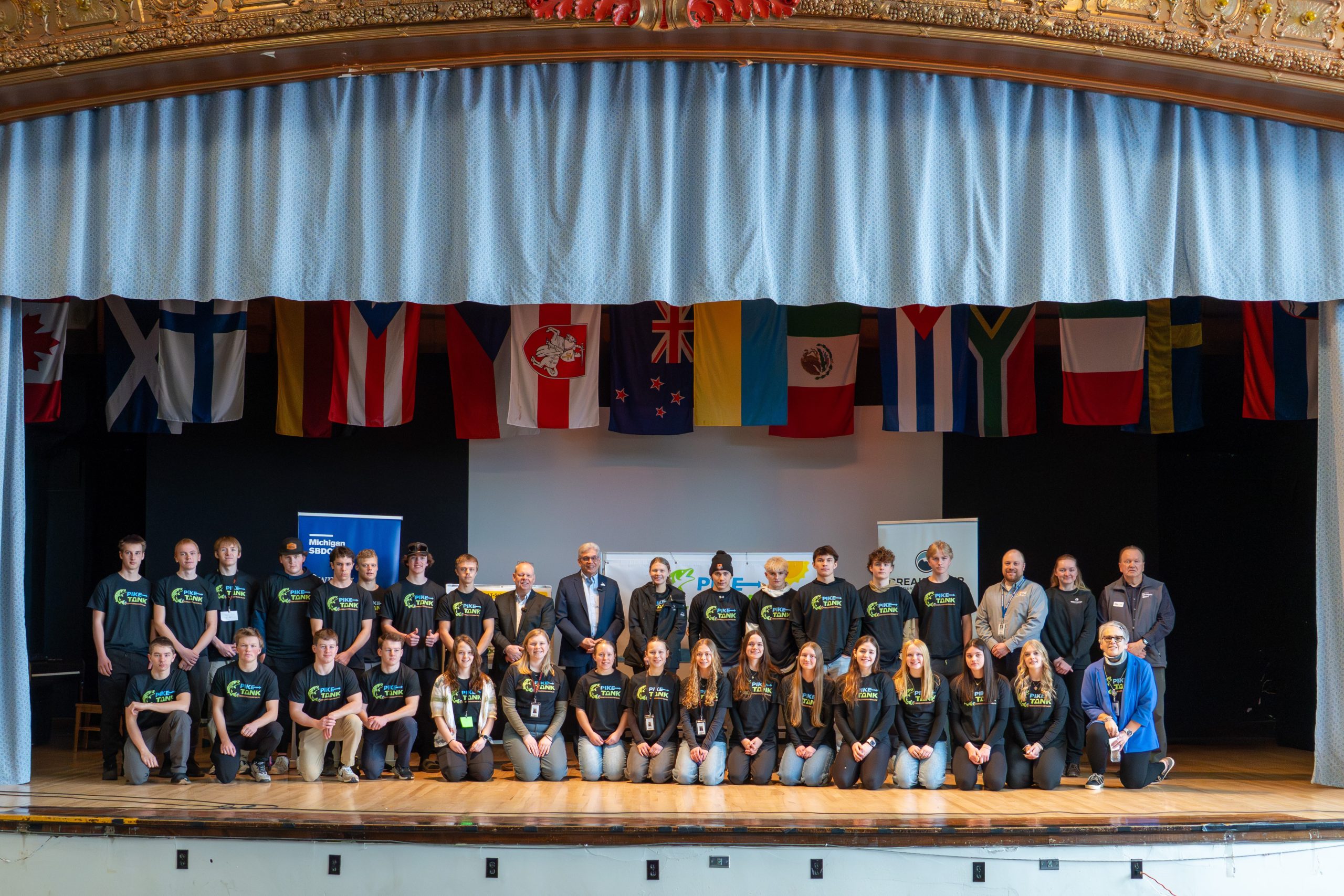Pike Tank group photo with students and facilitators.